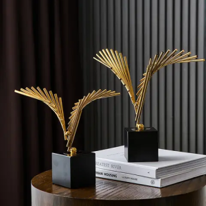 Metal Eagle Desk & Living Room Statue – Elegant Decorative Sculpture